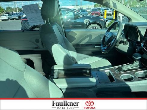Used 2024 Toyota Sienna XLE AWD/4WD image 21