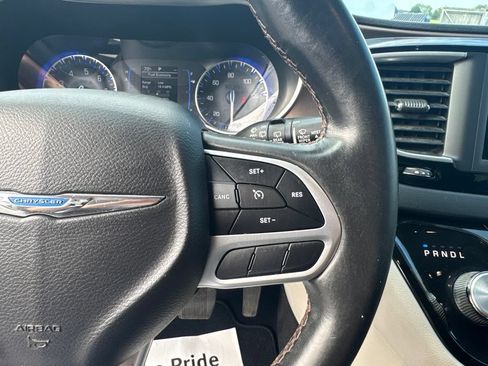 Used 2018 Chrysler Pacifica Touring-L FWD image 14