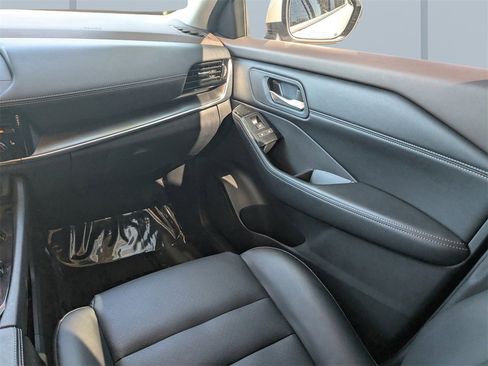 Used 2022 Nissan Rogue SV w/ SV Premium Package image 18