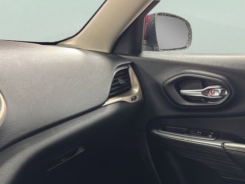 Used 2016 Jeep Cherokee Latitude w/ Cold Weather Group image 30