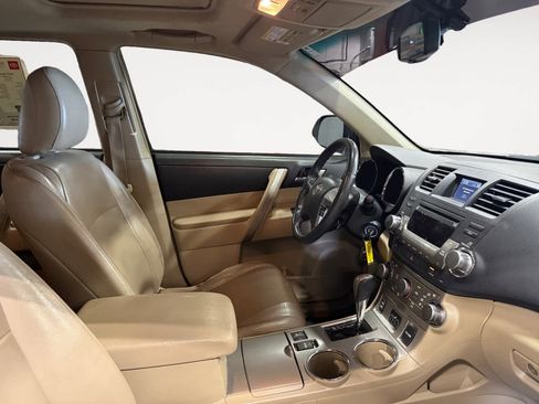Used 2012 Toyota Highlander SE w/ Tow Pkg image 16