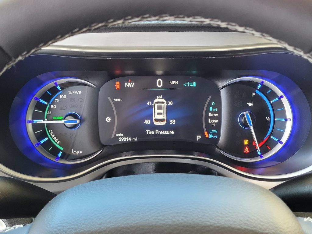 Used 2023 Chrysler Pacifica Limited w/ Uconnect Theater Family Group FWD image 14