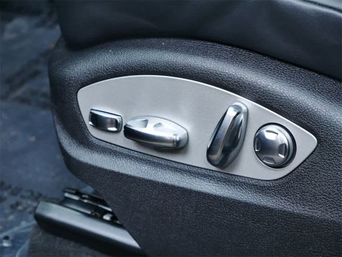 Used 2025 Porsche Macan image 12