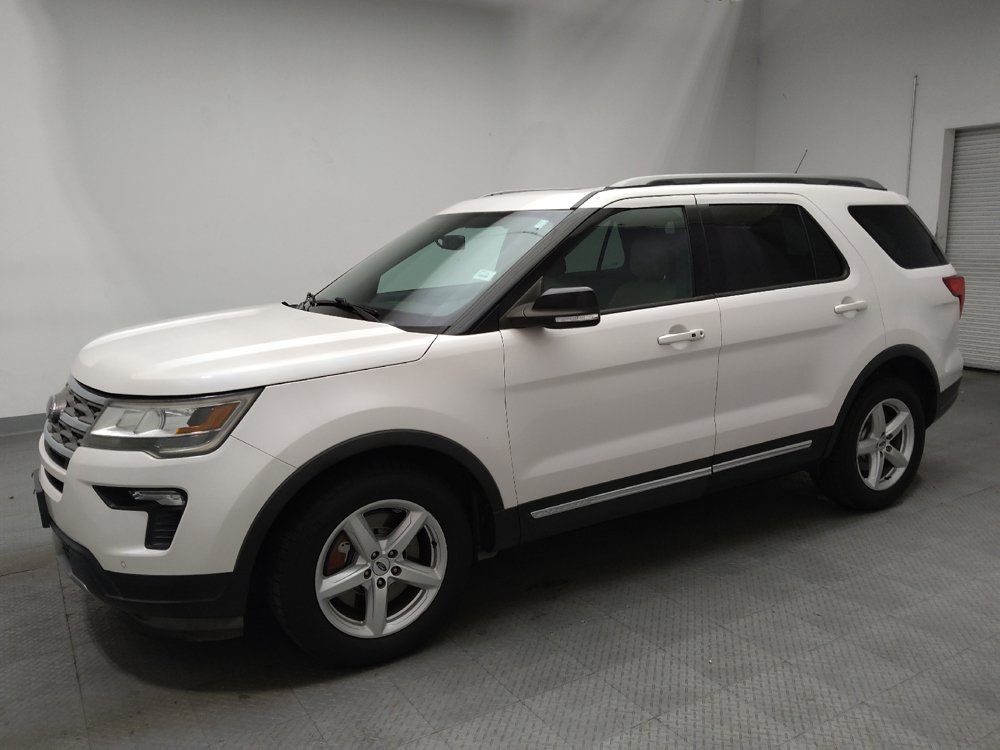 Used 2018 Ford Explorer XLT w/ Equipment Group 202A FWD image 2