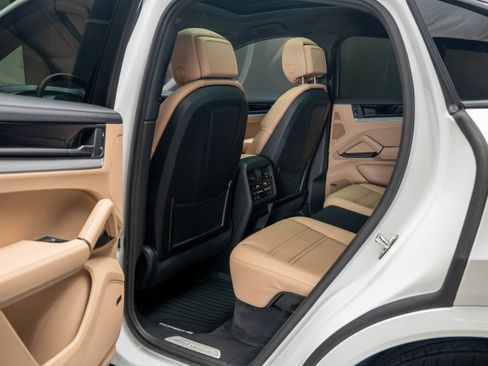 Certified 2024 Porsche Cayenne Coupe AWD/4WD image 37