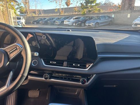 Used 2025 Chevrolet Equinox LT image 18