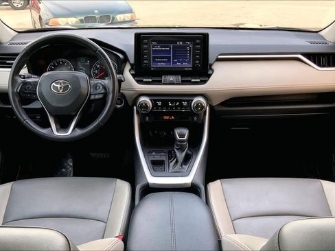 Used 2021 Toyota RAV4 XLE Premium FWD image 15