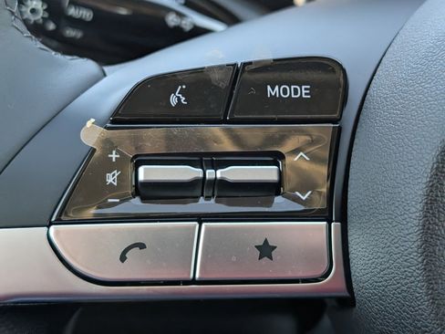 New 2025 Hyundai Elantra Limited FWD image 24