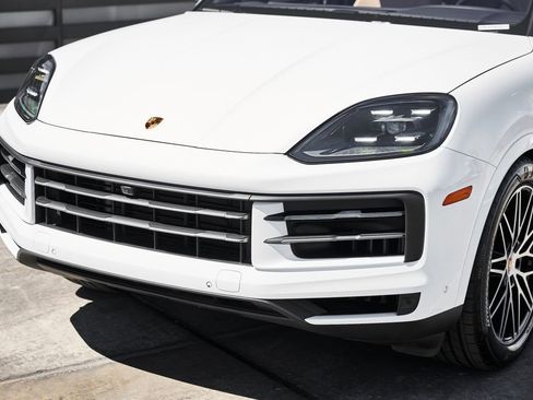 Used 2025 Porsche Cayenne AWD/4WD image 6