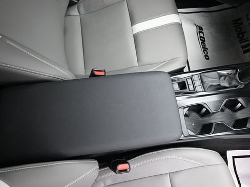 Used 2025 Toyota Camry SE w/ Convenience Package image 37