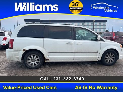 Used 2009 Chrysler Town & Country Touring image 3