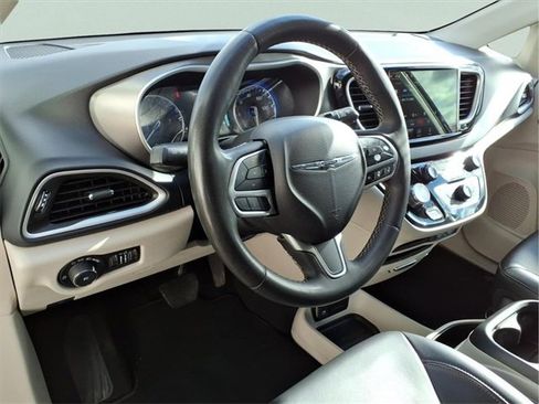 Used 2023 Chrysler Pacifica Touring-L image 14
