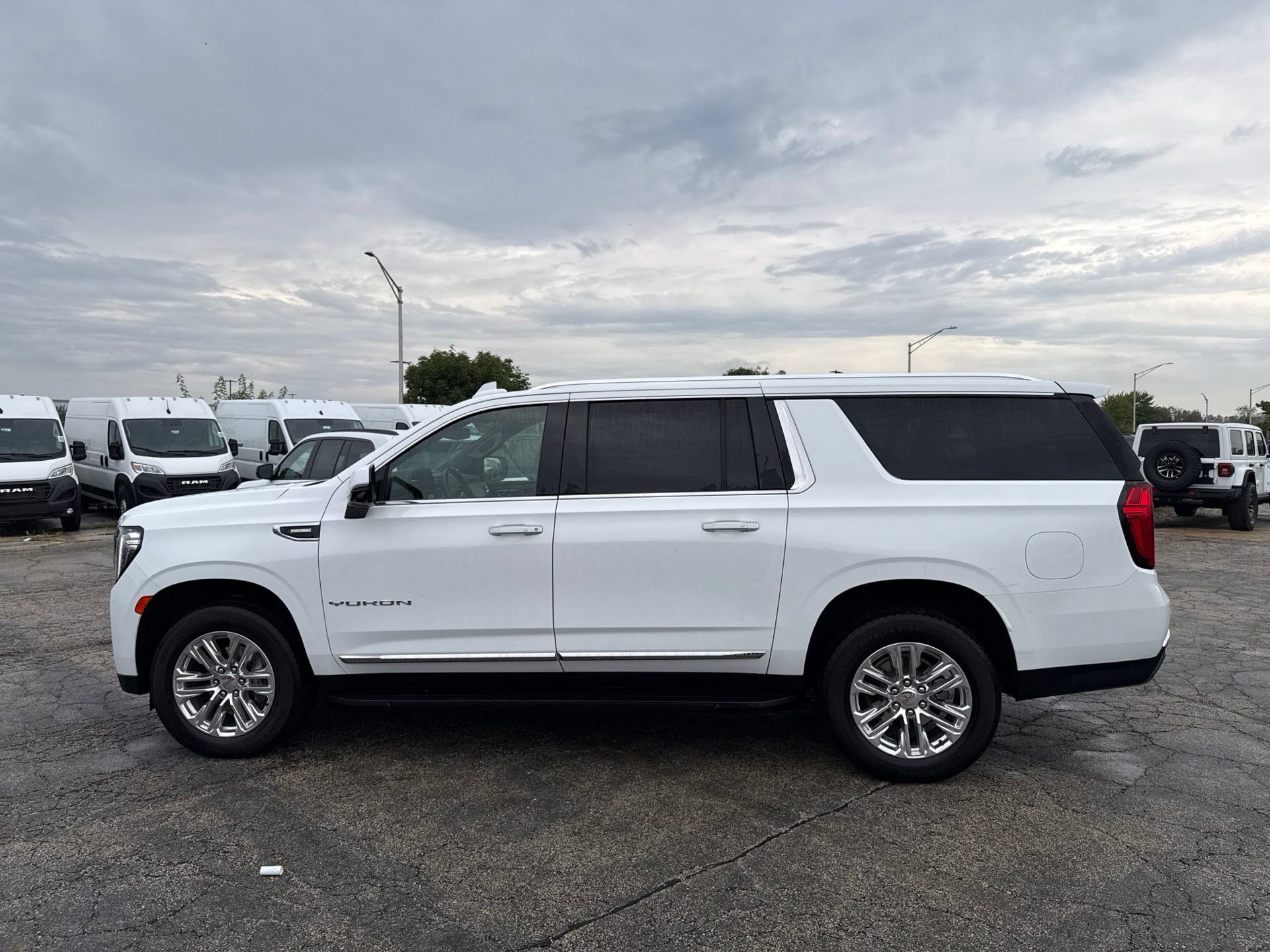 Used 2024 GMC Yukon XL SLT w/ SLT Premium Package AWD/4WD image 9