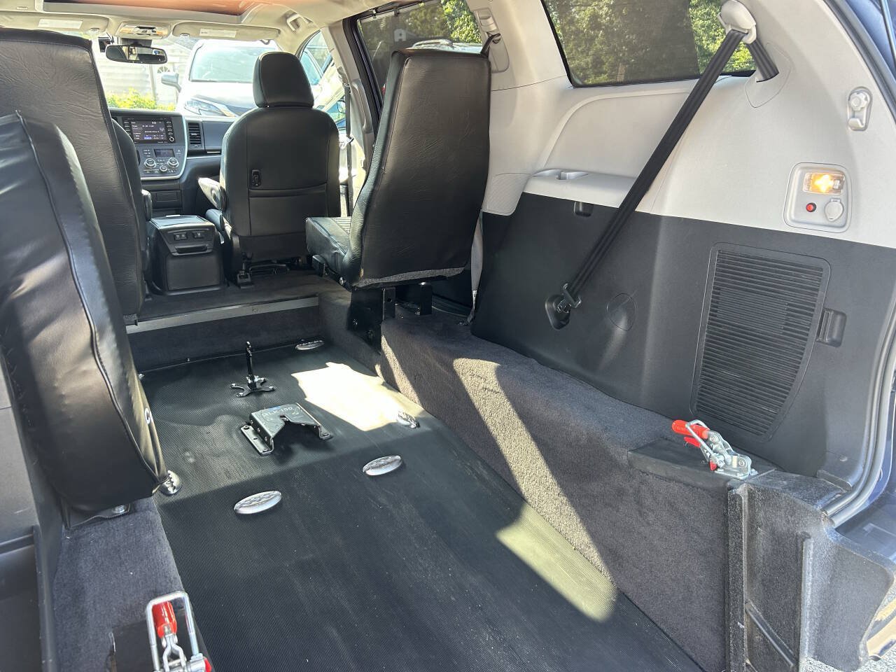 Used 2020 Toyota Sienna SE FWD image 5