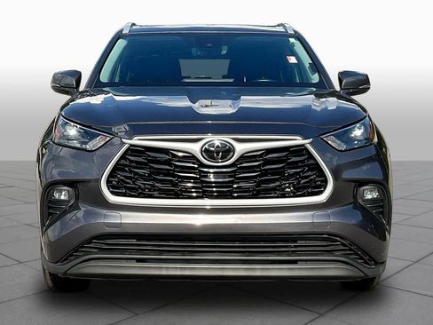 Used 2024 Toyota Highlander XLE FWD image 4