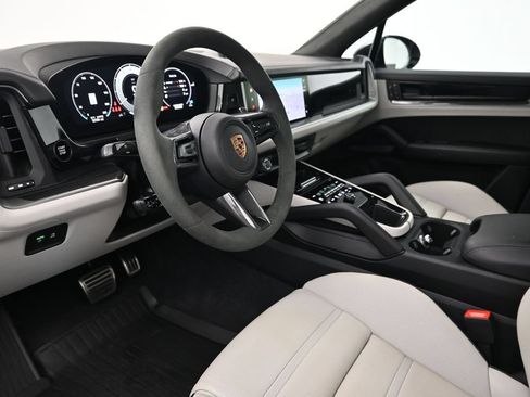 Used 2024 Porsche Cayenne Turbo AWD/4WD image 4