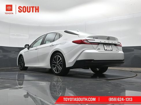 Used 2025 Toyota Camry XLE AWD/4WD image 42