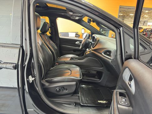 Used 2025 Chrysler Pacifica Limited FWD image 20