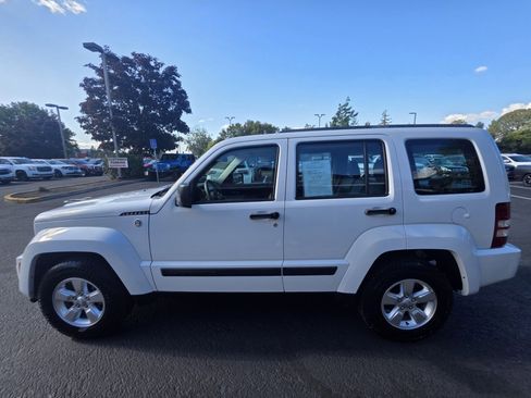 Used 2011 Jeep Liberty Sport image 2