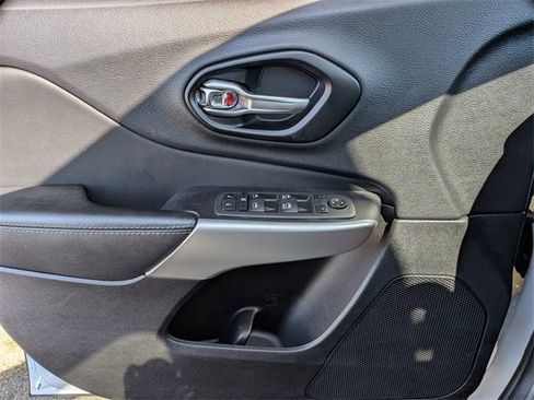 Certified 2022 Jeep Cherokee Latitude w/ Sun & Sound Group image 10