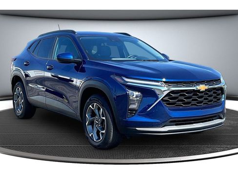 Used 2024 Chevrolet Trax LT w/ LT Convenience Package FWD image 2