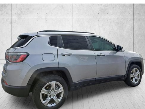 Used 2024 Jeep Compass Latitude AWD/4WD image 5