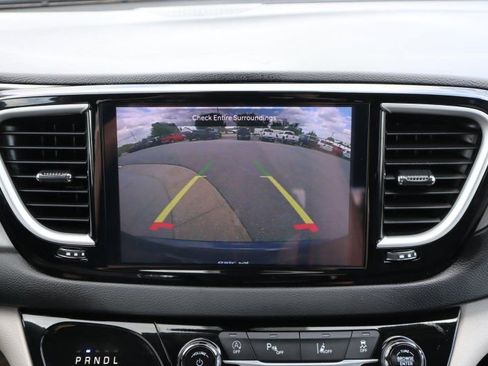 Used 2024 Chrysler Pacifica Touring-L FWD image 12
