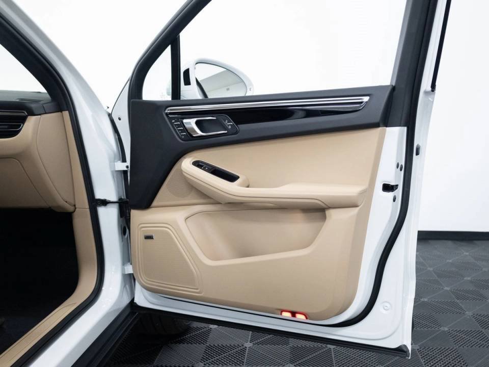 Certified 2026 Porsche Macan AWD/4WD image 25