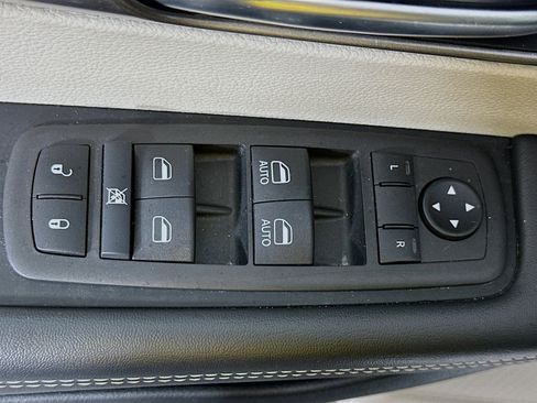 Used 2024 Chrysler Pacifica Touring-L image 15