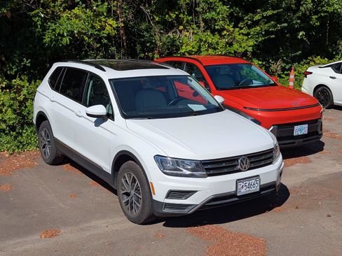 Used 2018 Volkswagen Tiguan SE w/ Panoramic Sunroof Package AWD/4WD image 9