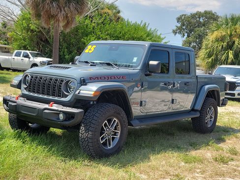 Used 2025 Jeep Gladiator Mojave AWD/4WD image 2