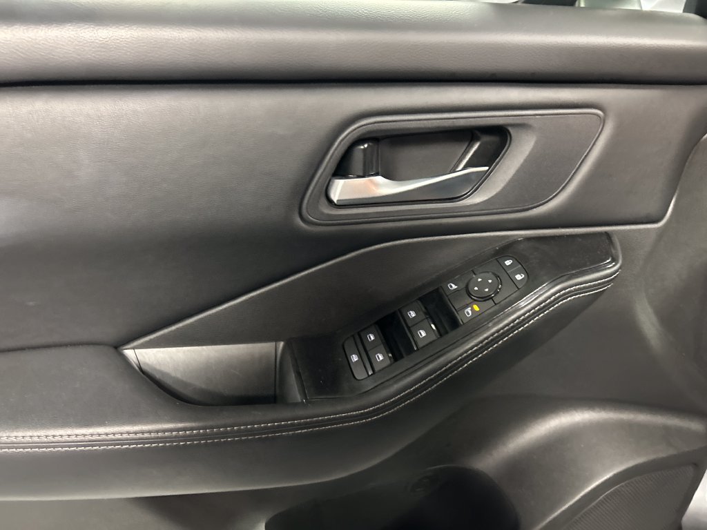 Used 2025 Nissan Rogue SV AWD/4WD image 12