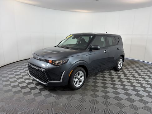 Used 2025 Kia Soul LX w/ LX Technology Package FWD image 2