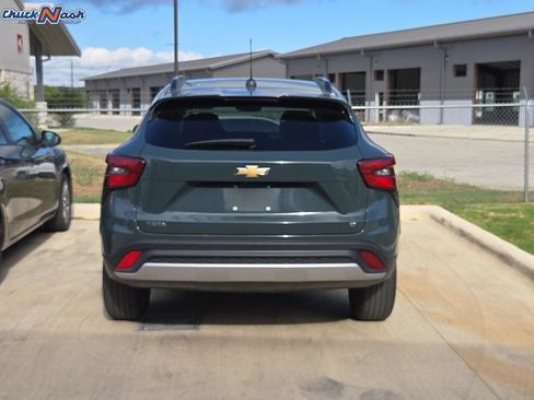 Used 2025 Chevrolet Trax LT FWD image 5