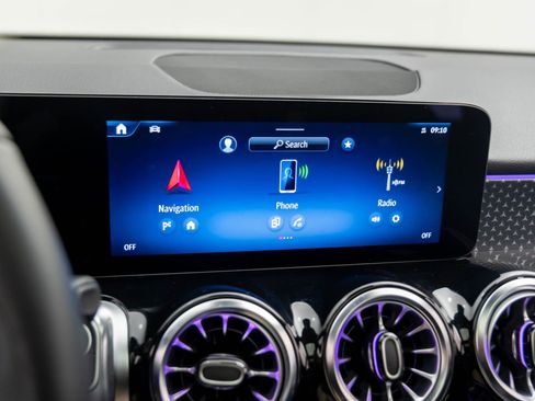 Used 2024 Mercedes-Benz GLB 250 4MATIC w/ Exclusive Package image 28