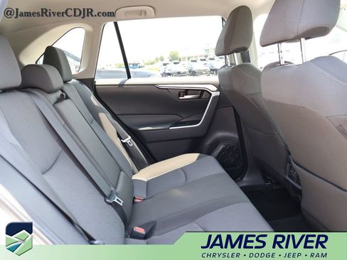 Used 2025 Toyota RAV4 XLE AWD/4WD image 11