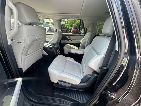 Used 2025 Ford Expedition Max Platinum w/ Driver's Package AWD/4WD image 10