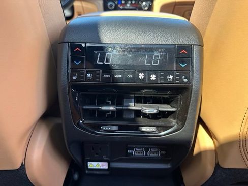 Used 2024 Jeep Grand Cherokee Summit AWD/4WD image 23
