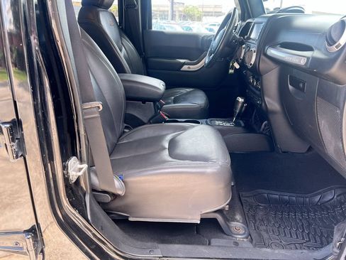 Used 2014 Jeep Wrangler Unlimited Sahara w/ Connectivity Group AWD/4WD image 24