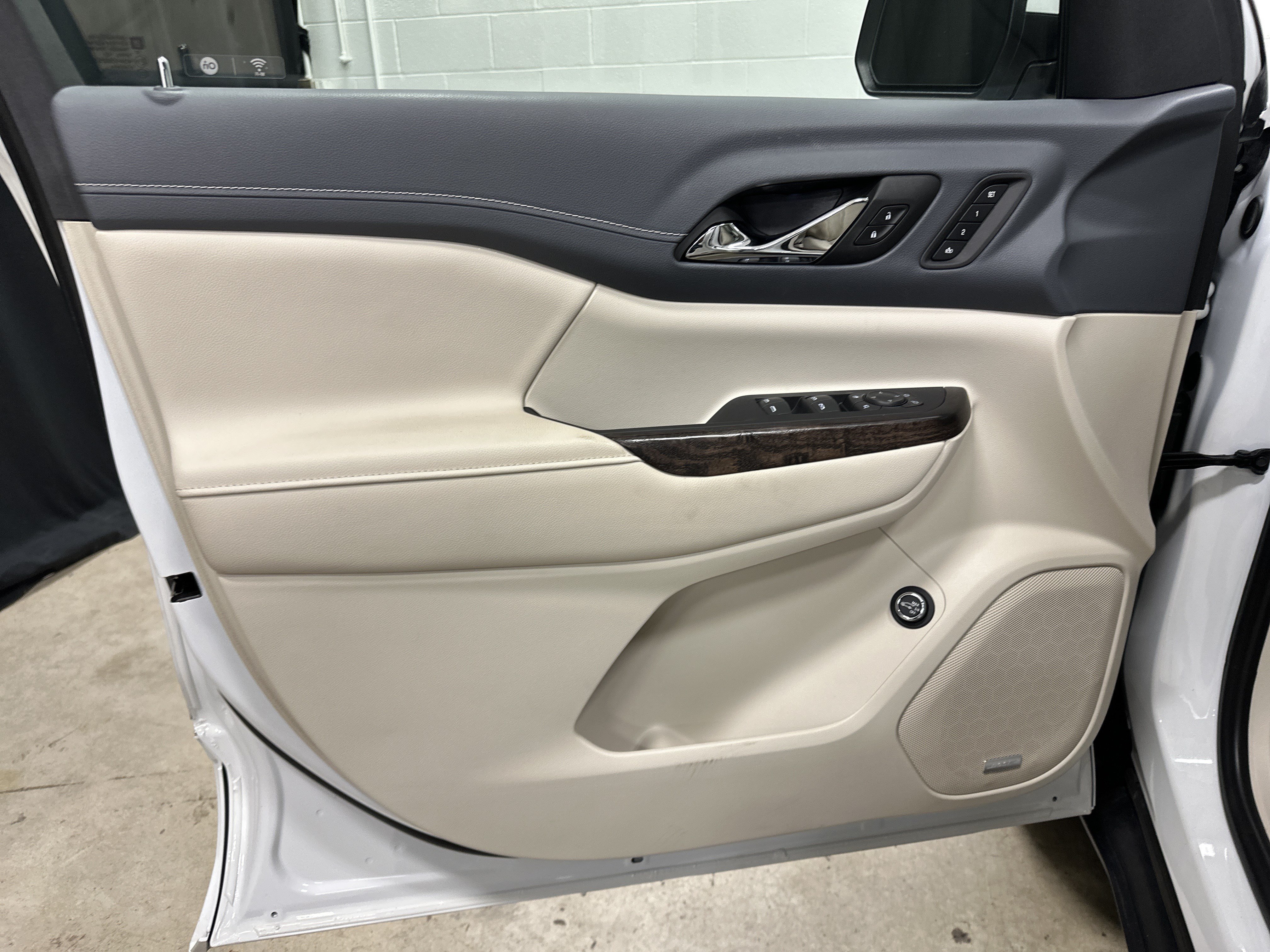 Used 2022 GMC Acadia Denali w/ Denali Ultimate Package AWD/4WD image 16