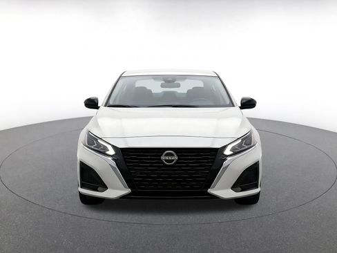 Used 2025 Nissan Altima 2.5 SV FWD image 2