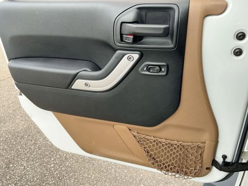 Used 2017 Jeep Wrangler Unlimited Sahara w/ Connectivity Group image 28