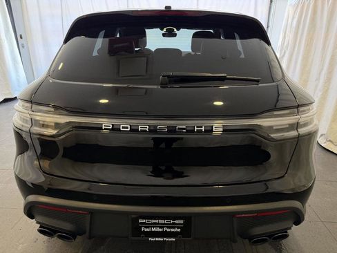 Certified 2022 Porsche Macan AWD/4WD image 8