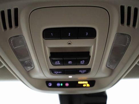 Used 2022 Buick Envision Avenir w/ Technology Package II image 19