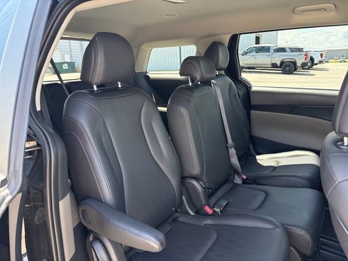Used 2026 Kia Carnival FWD image 42