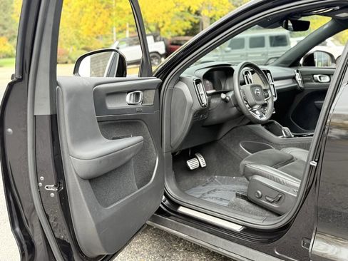 Used 2021 Volvo XC40 P8 Recharge w/ Advanced Package image 17