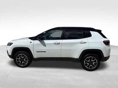 Used 2025 Jeep Compass Trailhawk AWD/4WD image 6