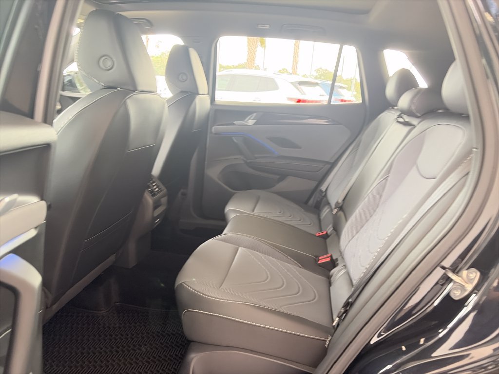 Certified 2025 Volkswagen Tiguan SE R-Line FWD image 33