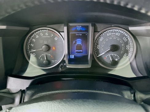 Used 2017 Toyota Tacoma TRD Sport w/ Tow Package RWD image 12