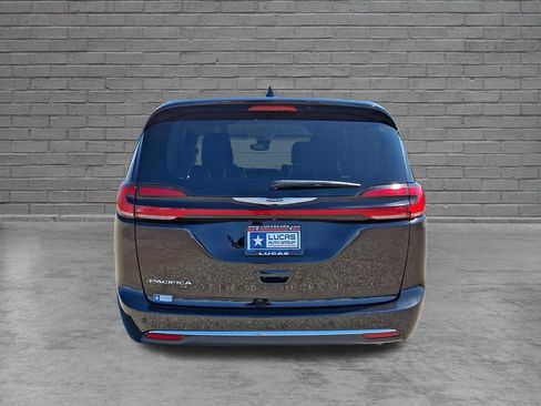 Used 2024 Chrysler Pacifica Touring-L FWD image 10